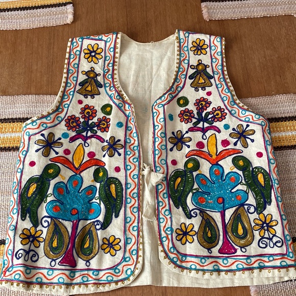 Embroidered Floral Vest - Picture 5 of 9